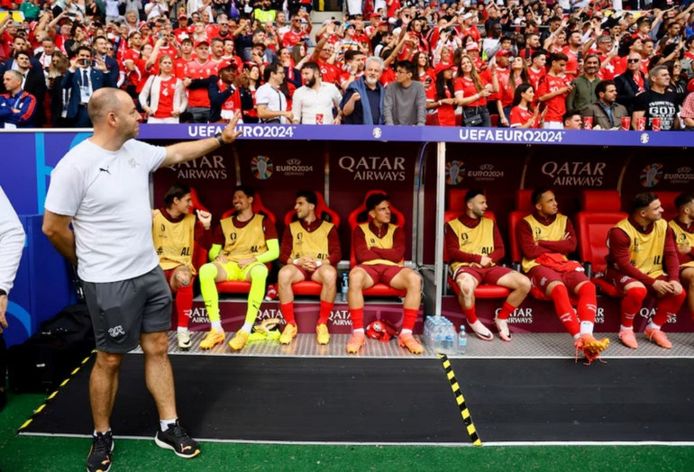 Roger Kaspar cùng các cầu thủ Thụy Sĩ trước trận đấu tứ kết với tuyển Anh, Dusseldorf Arena, Dusseldorf, Đức. (Ảnh: Reuters)