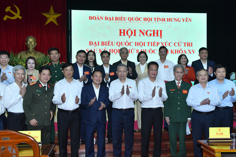 Tổng Bí thư Tô Lâm và các đại biểu và cử tri tham dự hội nghị tiếp xúc cử tri. (Ảnh: ĐĂNG KHOA)