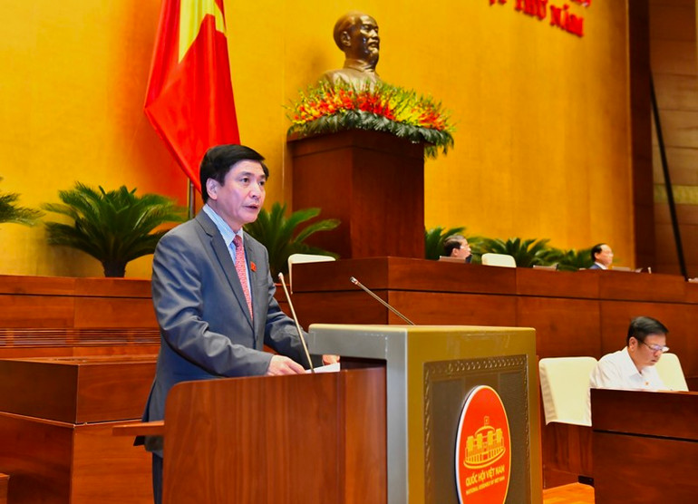 Ủy viên Ủy ban Thường vụ Quốc hội, Tổng Thư ký Quốc hội Bùi Văn Cường trình bày Báo cáo tiếp thu, giải trình ý kiến các đại biểu Quốc hội về dự kiến Chương trình giám sát của Quốc hội năm 2024. (Ảnh: ĐĂNG KHOA)