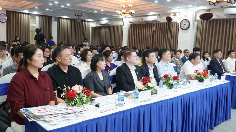 Các đại biểu tham dự lễ ra mắt.