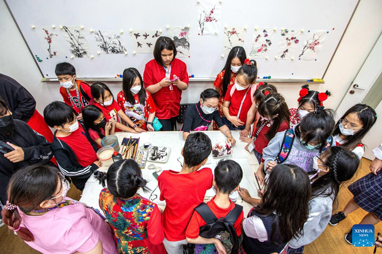 Giới thiệu hội họa truyền thống Trung Quốc cho sinh viên Thái Lan tại Trung tâm Văn hóa Trung Quốc ở Bangkok, Thái Lan mừng Tết Nguyên đán. (Ảnh: Tân Hoa Xã)