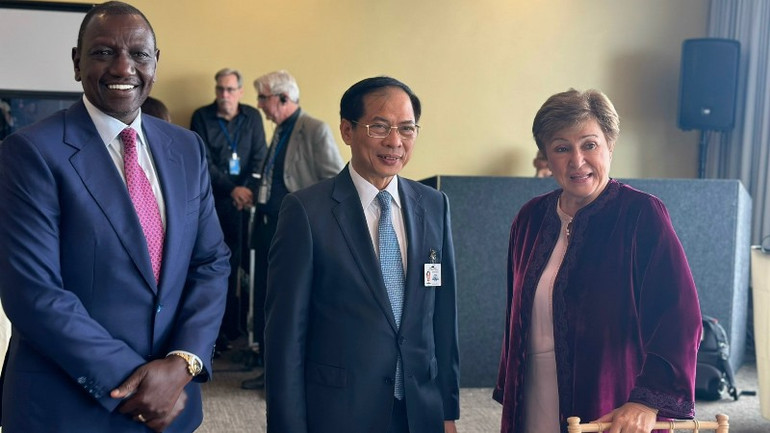 Phó Thủ tướng, Bộ trưởng Ngoại giao Bùi Thanh Sơn gặp Tổng thống Kenya William Ruto và Tổng Giám đốc IMF Georgieva Kristalina.