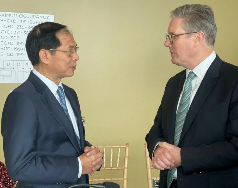 Phó Thủ tướng, Bộ trưởng Ngoại giao Bùi Thanh Sơn gặp Thủ tướng Anh Keir Starmer.