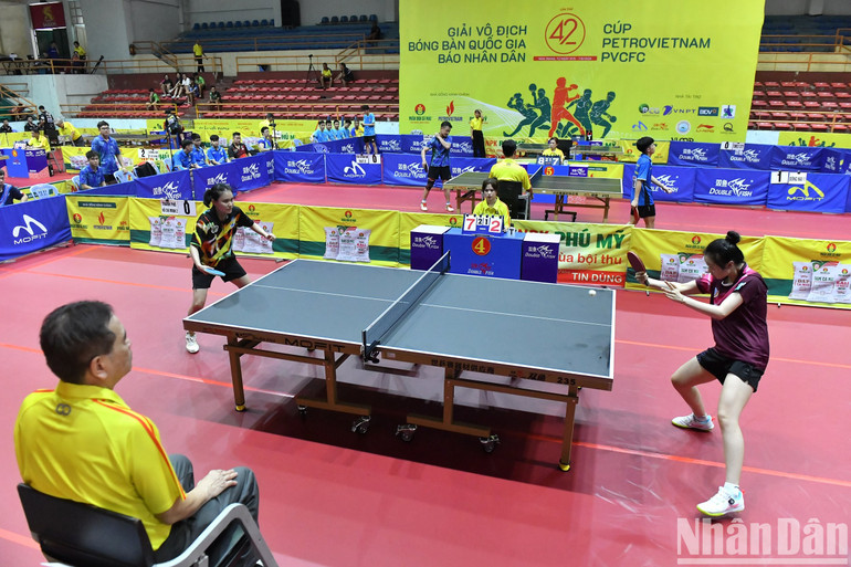 Đầu tư cho công tác đào tạo tài năng thể thao, tuy có tăng hằng năm, song còn thấp so với nhu cầu. Trong ảnh, các tay vợt thi đấu tại Giải vô địch bóng bàn quốc gia Báo Nhân Dân lần thứ 42 đang diễn ra tại Khánh Hòa. (Ảnh: ĐĂNG KHOA)