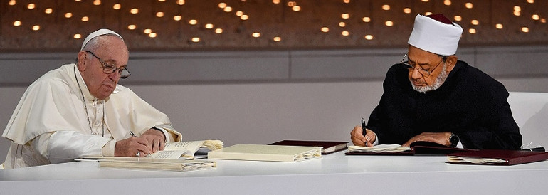 Giáo hoàng Francis và Đại Giáo sĩ Ahmad al Tayeb ký Văn kiện về Tình huynh đệ nhân loại - một tuyên bố chung nhằm kêu gọi đoàn kết vì hòa bình trên thế giới, Abu Dhabi, Các Tiểu vương quốc Arab thống nhất, ngày 4/2/2019. (Ảnh: Ủy ban cấp cao về tình huynh đệ nhân loại) Giáo hoàng Francis và Đại Giáo sĩ Ahmad al Tayeb ký Văn kiện về Tình huynh đệ nhân loại - một tuyên bố chung nhằm kêu gọi đoàn kết vì hòa bình trên thế giới, Abu Dhabi, Các Tiểu vương quốc Arab thống nhất, ngày 4/2/2019. (Ảnh: Ủy ban cấp cao về tình huynh đệ nhân loại)