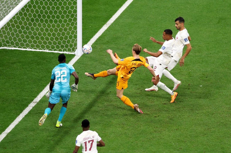 De Jong dễ dàng nâng tỷ số lên 2-0 cho Hà Lan. (Ảnh: FIFA)