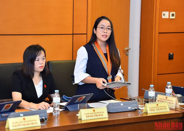 Đại biểu Triệu Thị Huyền (Yên Bái) phát biểu tại phiên thảo luận tại Tổ 7. (Ảnh: THỦY NGUYÊN)