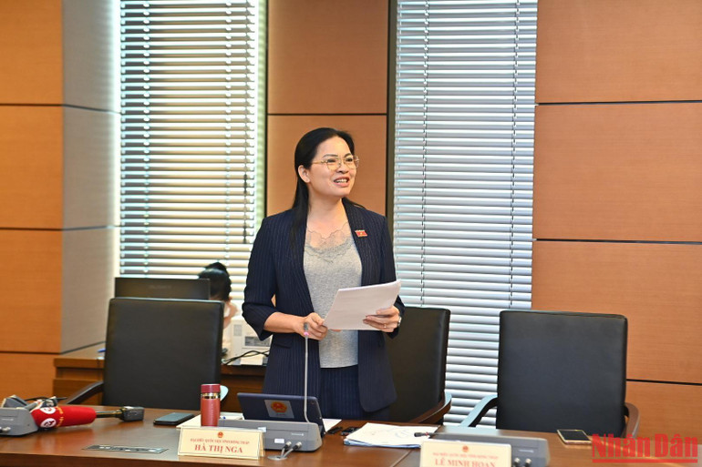 Đại biểu Hà Thị Nga (Đồng Tháp) phát biểu. (Ảnh: ĐĂNG KHOA)