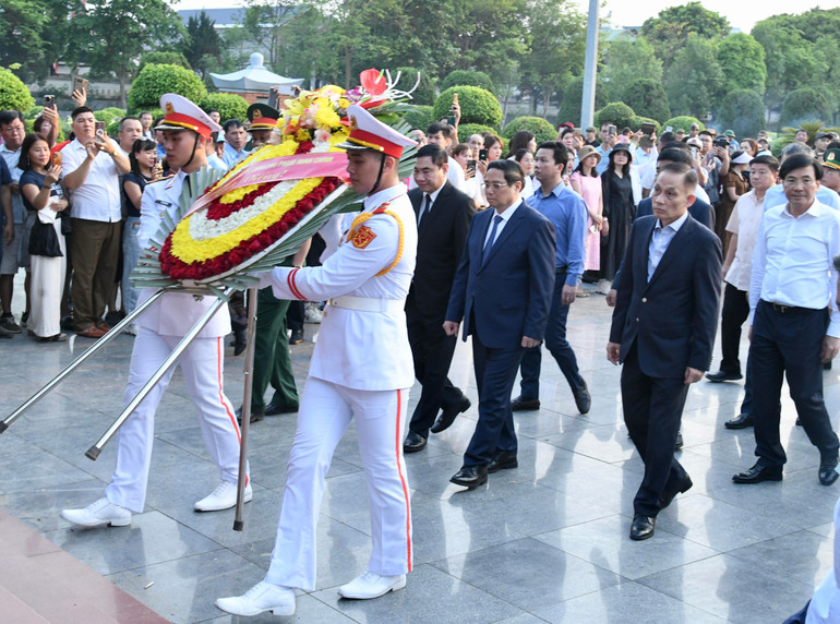 Thủ tướng Phạm Minh Chính và các đồng chí lãnh đạo vào viếng Nghĩa trang Liệt sĩ quốc gia A1.