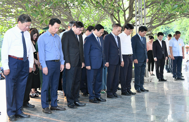 Thủ tướng Phạm Minh Chính và các đồng chí lãnh đạo dành một phút mặc niệm tưởng nhớ các Anh hùng liệt sĩ tại Nghĩa trang Liệt sĩ quốc gia A1.