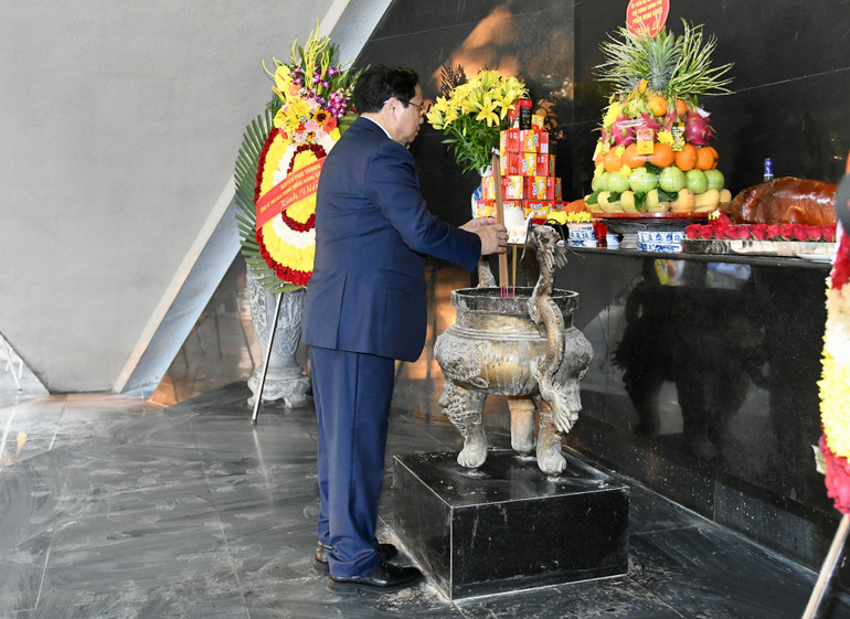 Thủ tướng Phạm Minh Chính dâng hương tại Đài tưởng niệm ở Nghĩa trang Liệt sĩ quốc gia A1.