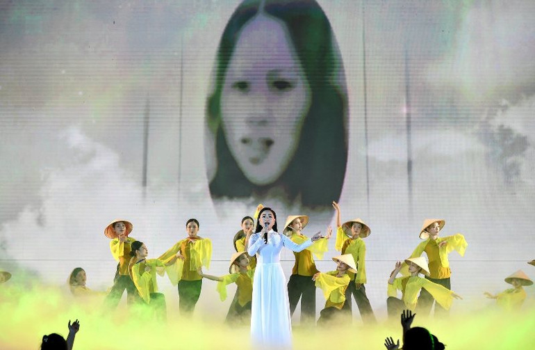 Tiết mục biểu diễn tại Chương trình nghệ thuật "Cõi thiêng Đồng Lộc - Nối mạch ngàn năm". (Ảnh: THÀNH ĐẠT)