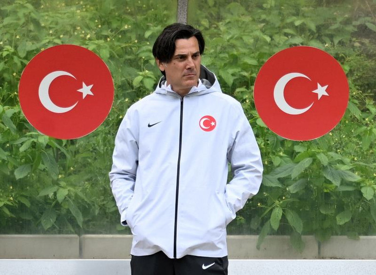 Huấn luyện viên Vincenzo Montella trong buổi tập cùng tuyển Thổ Nhĩ Kỳ ở Barsinghausen, Đức, ngày 5/7/2024. (Ảnh: Reuters)