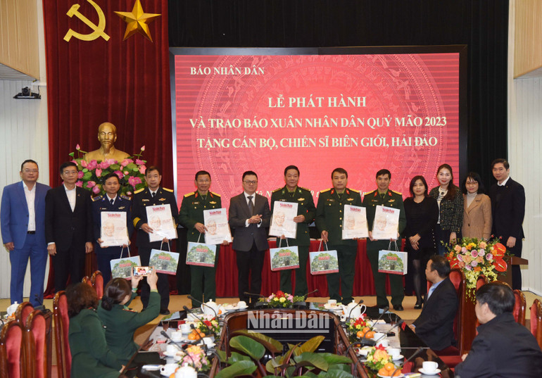 Tổng Biên tập Báo Nhân Dân Lê Quốc Minh cùng đại diện một số đơn vị trao tặng báo Xuân cho đại diện các đơn vị nhận báo. (Ảnh: TRẦN HẢI)