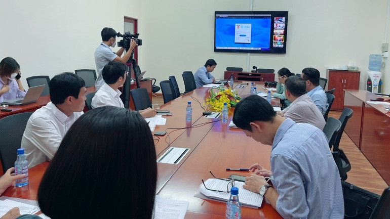 Cán bộ tư pháp các cấp cơ sở tại Thành phố Hồ Chí Minh được tập huấn trực tuyến triển khai chương trình khai thác, sử dụng dữ liệu số hóa sổ hộ tịch. (Ảnh: Sở Tư pháp Thành phố Hồ Chí Minh)