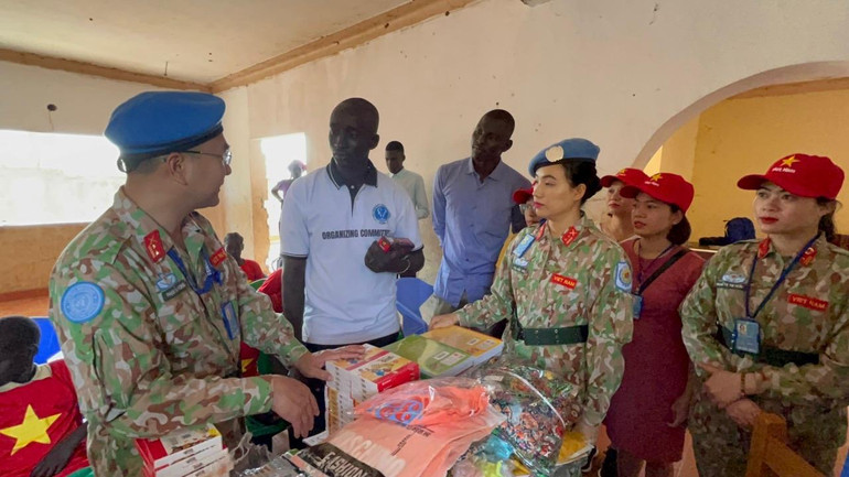 Cán bộ, nhân viên Bệnh viện dã chiến cấp 2.4 của Việt Nam chuẩn bị quà tặng các trường học tại Nam Sudan trong hoạt động CIMIC. (Ảnh do Bệnh viện dã chiến cấp 2.4 của Việt Nam cung cấp) Cán bộ, nhân viên Bệnh viện dã chiến cấp 2.4 của Việt Nam chuẩn bị quà tặng các trường học tại Nam Sudan trong hoạt động CIMIC. (Ảnh do Bệnh viện dã chiến cấp 2.4 của Việt Nam cung cấp)