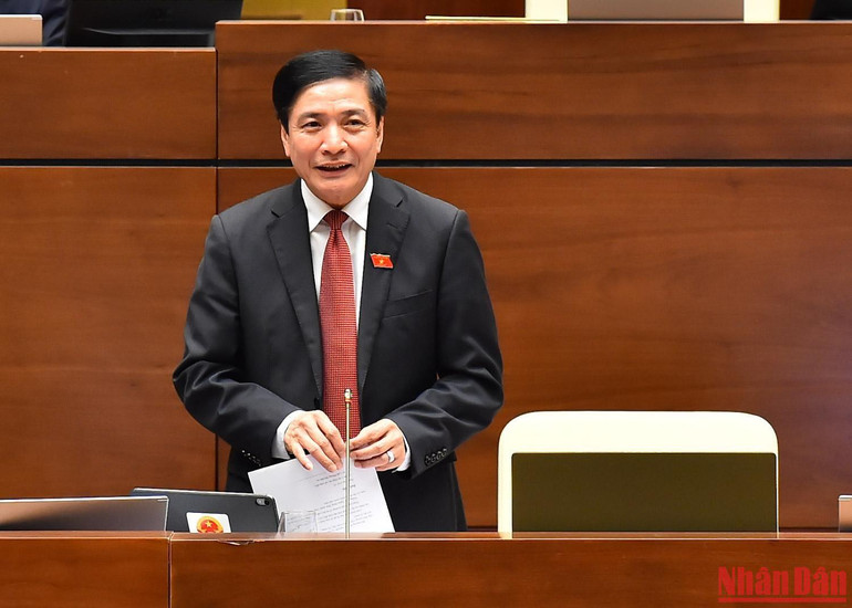 Tổng Thư ký Quốc hội, Chủ nhiệm Văn phòng Quốc hội Bùi Văn Cường giải trình làm rõ một số nội dung đại biểu Quốc hội quan tâm. (Ảnh: THỦY NGUYÊN)