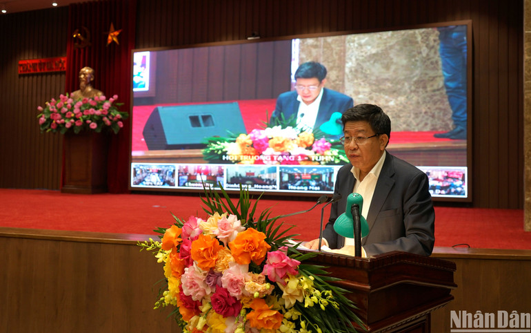 Phó Chủ tịch UBND thành phố Hà Nội Dương Đức Tuấn phát biểu tại hội nghị. (Ảnh: TRUNG HƯNG)