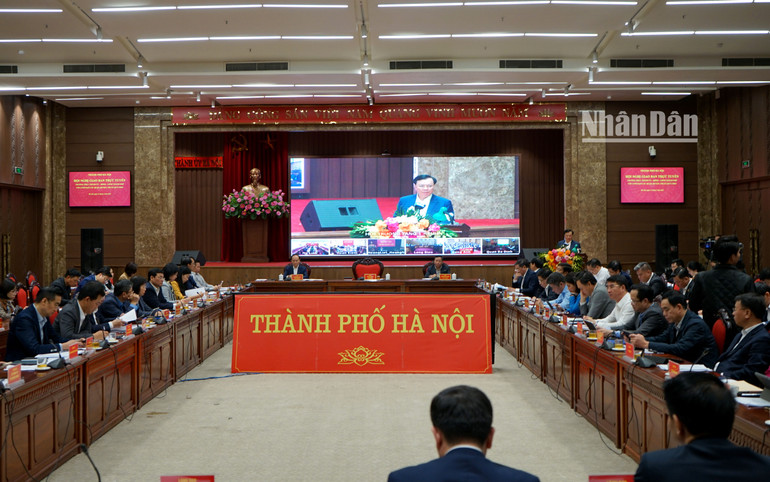 Bí thư Thành ủy Hà Nội Đinh Tiến Dũng phát biểu tại hội nghị. (Ảnh: TRUNG HƯNG)