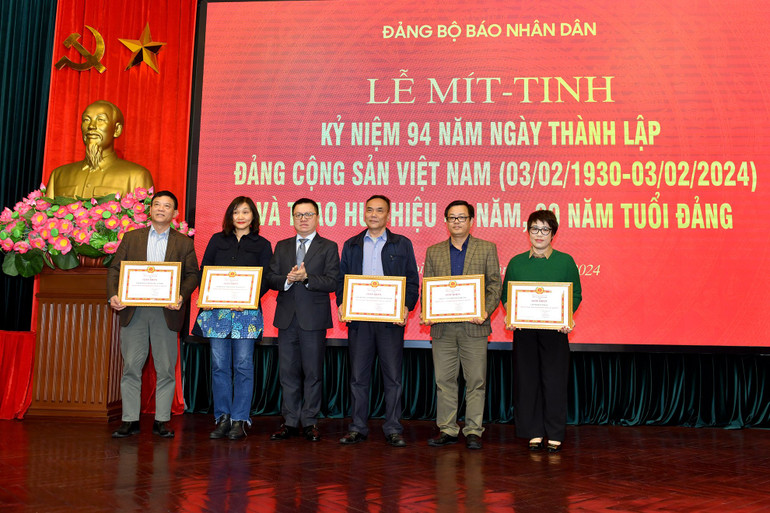 Tổng Biên tập Lê Quốc Minh trao Giấy khen của Đảng ủy Báo Nhân Dân cho các đảng bộ, chi bộ trực thuộc đạt tiêu chuẩn “Hoàn thành xuất sắc nhiệm vụ” năm 2023. (Ảnh: ĐĂNG KHOA) Tổng Biên tập Lê Quốc Minh trao Giấy khen của Đảng ủy Báo Nhân Dân cho các đảng bộ, chi bộ trực thuộc đạt tiêu chuẩn “Hoàn thành xuất sắc nhiệm vụ” năm 2023. (Ảnh: ĐĂNG KHOA)