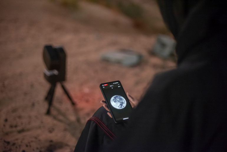Thành viên nhóm thiên văn học Dubai quan sát nguyệt thực một phần và siêu trăng qua thiết bị tại Abu Dhabi, UAE, ngày 18/9/2024. (Ảnh: The National) Thành viên nhóm thiên văn học Dubai quan sát nguyệt thực một phần và siêu trăng qua thiết bị tại Abu Dhabi, UAE, ngày 18/9/2024. (Ảnh: The National)