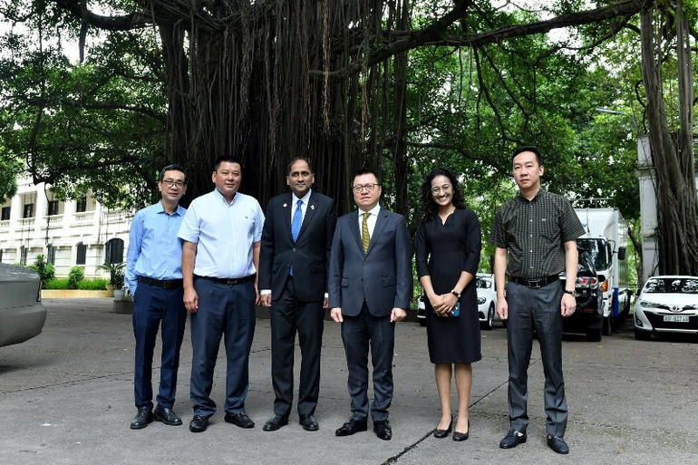 Tổng Biên tập Lê Quốc Minh, Đại sứ Singapore Jaya Ratnam cùng đại diện Báo Nhân Dân và Đại sứ quán Singapore tại Việt Nam chụp ảnh lưu niệm bên gốc đa Hàng Trống. (Ảnh: ĐĂNG KHOA)