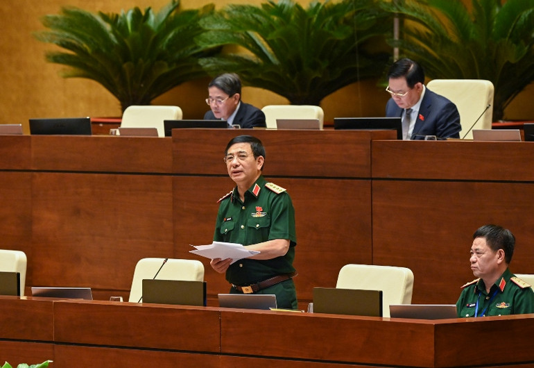 Bộ trưởng Quốc phòng Phan Văn Giang phát biểu giải trình. (Ảnh: DUY LINH)