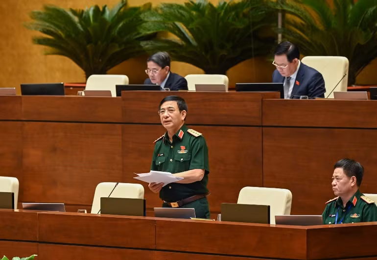 Bộ trưởng Quốc phòng Phan Văn Giang phát biểu giải trình. (Ảnh: DUY LINH)