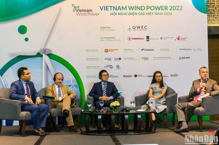 Các chuyên gia chia sẻ về tiềm năng cũng như phương hướng để gỡ nút thắt cho điện gió Việt Nam phát triển. (Ảnh: TRUNG HƯNG)