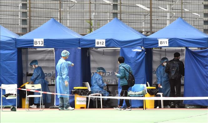 Nhân viên y tế lấy mẫu xét nghiệm Covid-19 cho người dân tại Hong Kong, Trung Quốc. (Ảnh tư liệu: THX/TTXVN)