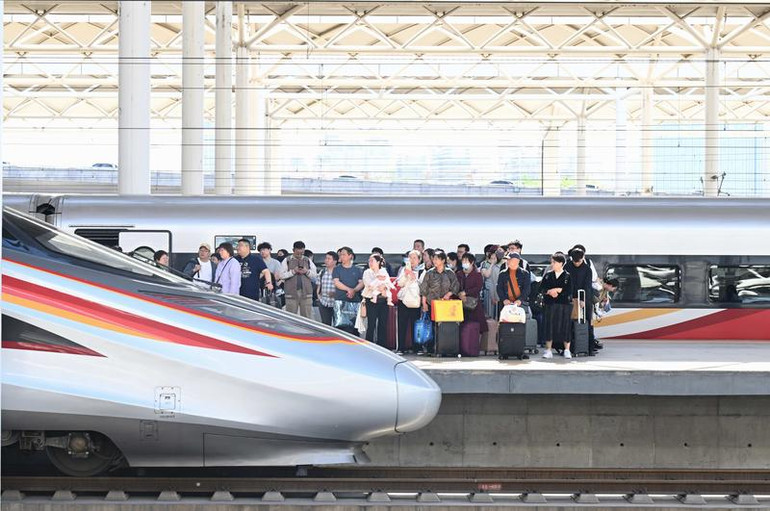 Hành khách chờ tàu trong ngày đầu của kỳ nghỉ tại Thạch Gia Trang, tỉnh Hà Bắc – một điểm trung chuyển lớn ở miền bắc Trung Quốc. Hành khách chờ tàu trong ngày đầu của kỳ nghỉ tại Thạch Gia Trang, tỉnh Hà Bắc – một điểm trung chuyển lớn ở miền bắc Trung Quốc.