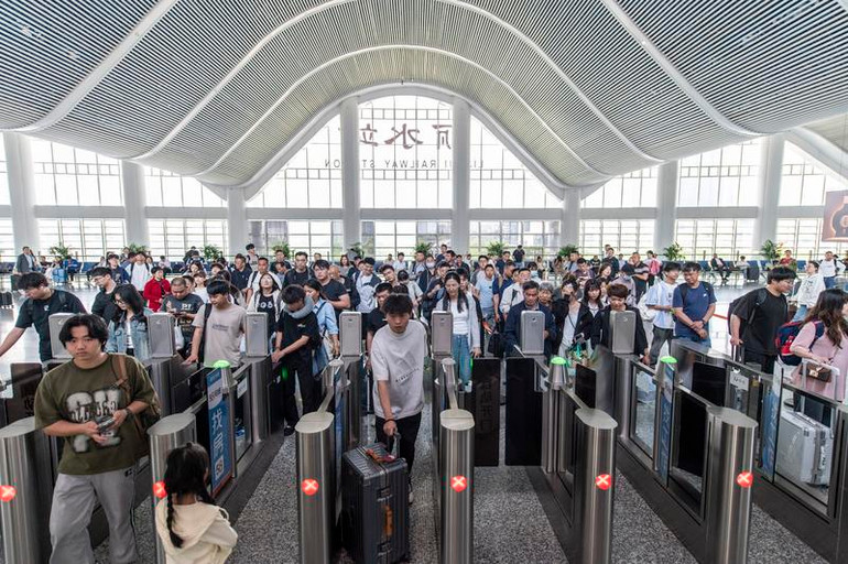 Người dân làm thủ tục vào ga tại thành phố Lệ Thủy. Các tuyến đi Thượng Hải, Hàng Châu, Thâm Quyến… nằm trong số những tuyến đông khách nhất kỳ nghỉ này. Người dân làm thủ tục vào ga tại thành phố Lệ Thủy. Các tuyến đi Thượng Hải, Hàng Châu, Thâm Quyến… nằm trong số những tuyến đông khách nhất kỳ nghỉ này.