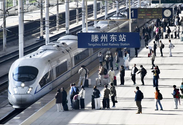Hành khách xếp hàng chờ lên tàu tại ga Đông Đằng Châu, tỉnh Sơn Đông. Lượng người đi lại tăng cao khiến các nhà ga ở Trung Quốc luôn trong tình trạng tấp nập. Hành khách xếp hàng chờ lên tàu tại ga Đông Đằng Châu, tỉnh Sơn Đông. Lượng người đi lại tăng cao khiến các nhà ga ở Trung Quốc luôn trong tình trạng tấp nập.
