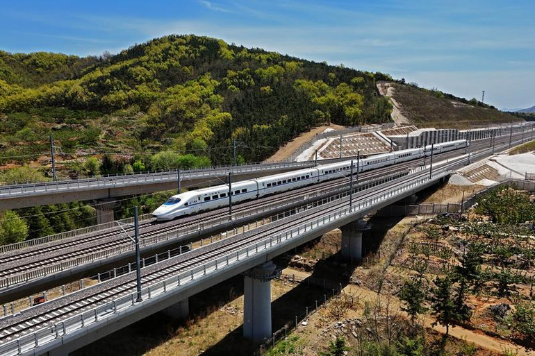 Tàu cao tốc lướt qua thành phố Yên Đài, tỉnh Sơn Đông. Theo nền tảng đặt vé đường sắt 12306 của Trung Quốc, các điểm đến phổ biến cho kỳ nghỉ bao gồm Bắc Kinh, Thượng Hải, Quảng Châu, Thành Đô, Hàng Châu, Vũ Hán, Thâm Quyến, Tây An, Nam Kinh và Trịnh Châu. Tàu cao tốc lướt qua thành phố Yên Đài, tỉnh Sơn Đông. Theo nền tảng đặt vé đường sắt 12306 của Trung Quốc, các điểm đến phổ biến cho kỳ nghỉ bao gồm Bắc Kinh, Thượng Hải, Quảng Châu, Thành Đô, Hàng Châu, Vũ Hán, Thâm Quyến, Tây An, Nam Kinh và Trịnh Châu.