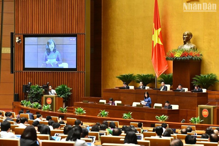 Bộ trưởng Y tế Đào Hồng Lan phát biểu tiếp thu, giải trình nội dung đại biểu Quốc hội nêu. (Ảnh: ĐĂNG KHOA)