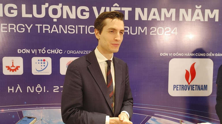 Ông Fabian Hartjes, Bí thư thứ 2 phụ trách Kinh tế và Ngoại giao khí hậu, Đại sứ quán Đức tại Việt Nam chia sẻ với báo chí bên lề diễn đàn. (Ảnh: TRUNG HƯNG)