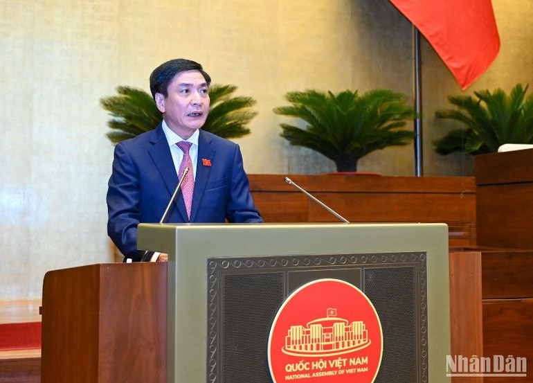 Tổng Thư ký, Chủ nhiệm Văn phòng Quốc hội Bùi Văn Cường trình bày Báo cáo giải trình, tiếp thu, chỉnh lý dự thảo Nghị quyết về hoạt động chất vấn tại Kỳ họp thứ 5. (Ảnh: DUY LINH) Tổng Thư ký, Chủ nhiệm Văn phòng Quốc hội Bùi Văn Cường trình bày Báo cáo giải trình, tiếp thu, chỉnh lý dự thảo Nghị quyết về hoạt động chất vấn tại Kỳ họp thứ 5. (Ảnh: DUY LINH)