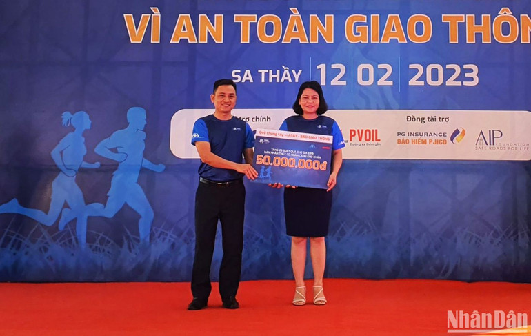 Quỹ Chung tay vì an toàn giao thông trao tượng trưng 50 triệu đồng cho lãnh đạo huyện Sa Thầy. Quỹ Chung tay vì an toàn giao thông trao tượng trưng 50 triệu đồng cho lãnh đạo huyện Sa Thầy.