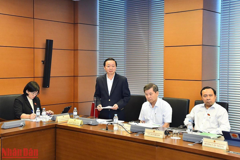 Bộ trưởng Tài nguyên và Môi trường Trần Hồng Hà phát biểu tại thảo luận Tổ 2 sáng 3/11. (Ảnh: THỦY NGUYÊN)