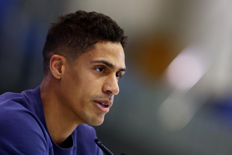 Raphael Varane phát biểu trong buổi họp báo. (Ảnh: Reuters)