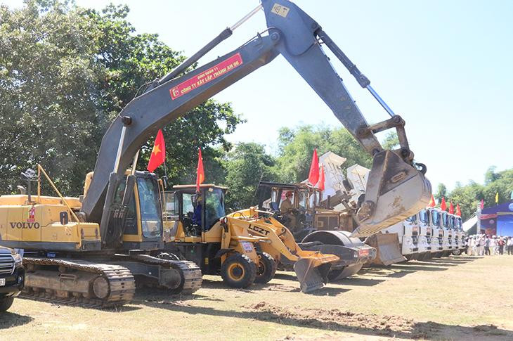 Các nhà thầu bắt đầu thi công công trình.