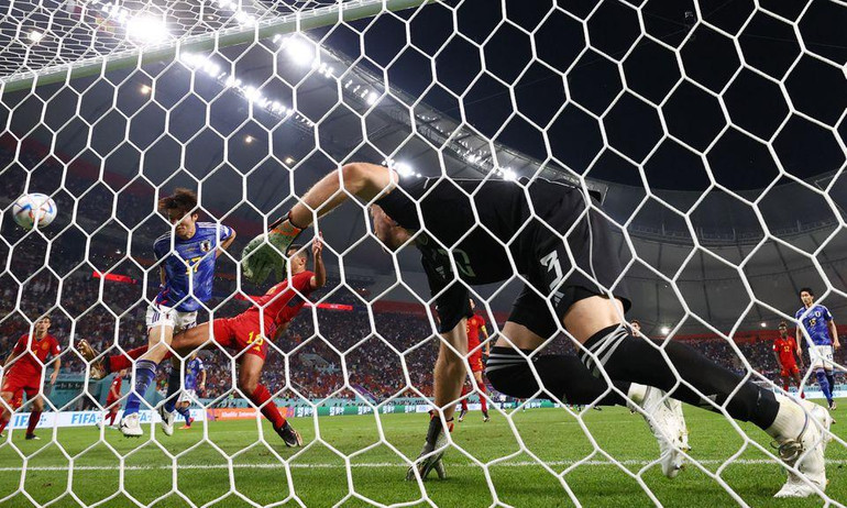 Ao Tanaka ghi bàn thắng quyết định vào lưới Tây Ban Nha. (Ảnh: Reuters)