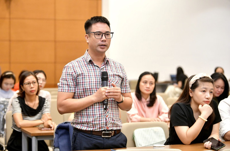 Phóng viên đặt câu hỏi với các chuyên gia tại hội nghị. Phóng viên đặt câu hỏi với các chuyên gia tại hội nghị.