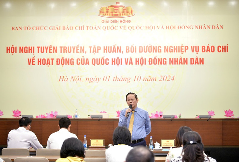 PGS, TS Nguyễn Hồng Vinh, nguyên Ủy viên Trung ương Đảng, nguyên Tổng Biên tập Báo Nhân Dân, nguyên Phó Trưởng Ban Thường trực Ban Tuyên giáo Trung ương, nguyên Chủ tịch Hội Nhà báo Việt Nam trao đổi các vấn đề được phóng viên, biên tập viên quan tâm. PGS, TS Nguyễn Hồng Vinh, nguyên Ủy viên Trung ương Đảng, nguyên Tổng Biên tập Báo Nhân Dân, nguyên Phó Trưởng Ban Thường trực Ban Tuyên giáo Trung ương, nguyên Chủ tịch Hội Nhà báo Việt Nam trao đổi các vấn đề được phóng viên, biên tập viên quan tâm.