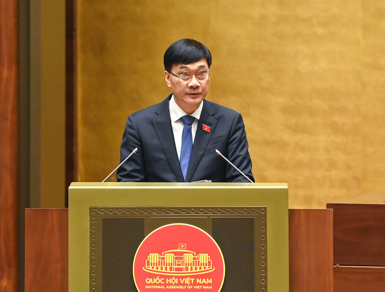 Ủy viên Ủy ban Thường vụ Quốc hội, Chủ nhiệm Ủy ban Kinh tế của Quốc hội Vũ Hồng Thanh trình bày báo cáo giải trình, tiếp thu, chỉnh lý dự thảo Luật Kinh doanh bất động sản (sửa đổi). (Ảnh: DUY LINH)