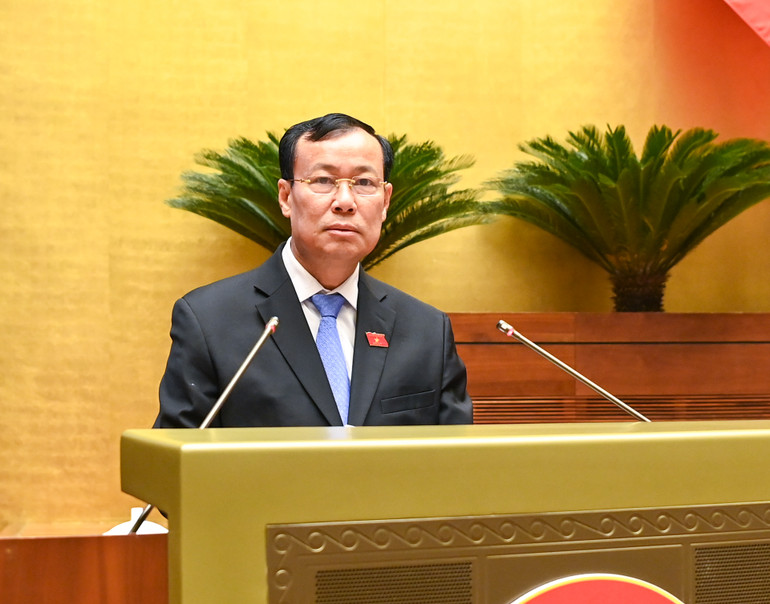 Chủ nhiệm Ủy ban Quốc phòng và An ninh Lê Tấn Tới trình bày Báo cáo giải trình, tiếp thu, chỉnh lý dự thảo Luật Lực lượng tham gia bảo vệ an ninh, trật tự ở cơ sở. (Ảnh: DUY LINH)