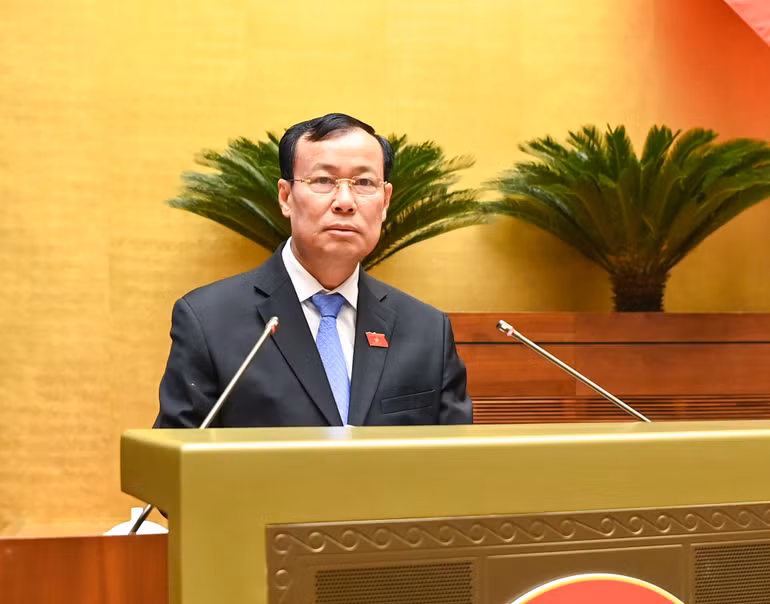 Chủ nhiệm Ủy ban Quốc phòng và An ninh Lê Tấn Tới trình bày Báo cáo giải trình, tiếp thu, chỉnh lý dự thảo Luật Lực lượng tham gia bảo vệ an ninh, trật tự ở cơ sở. (Ảnh: DUY LINH)