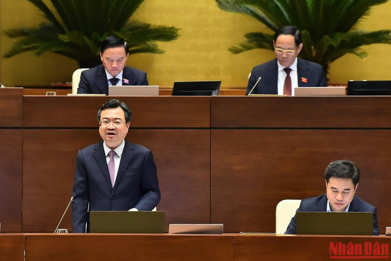 Bộ trưởng Xây dựng Nguyễn Thanh Nghị trả lời chất vấn của các đại biểu Quốc hội. (Ảnh: THỦY NGUYÊN)