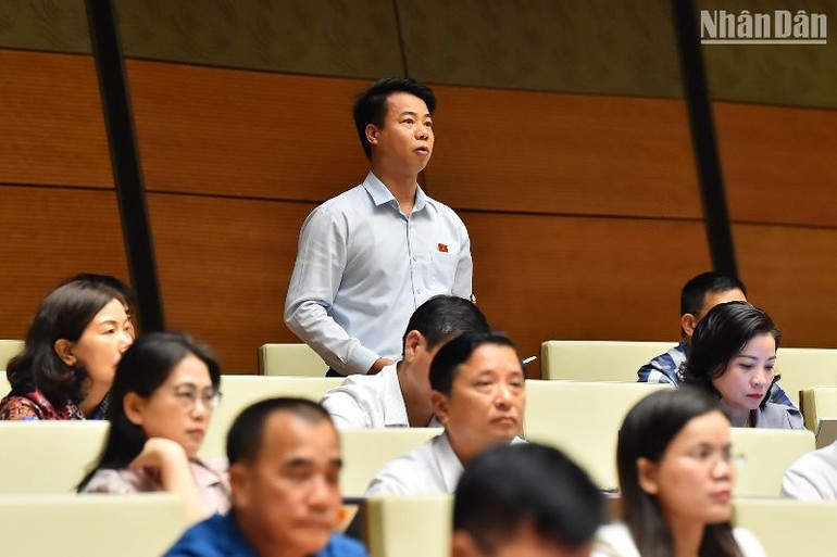 Đại biểu Hoàng Quốc Khánh - Đoàn đại biểu Quốc hội tỉnh Lai Châu phát biểu. (Ảnh: THỦY NGUYÊN)