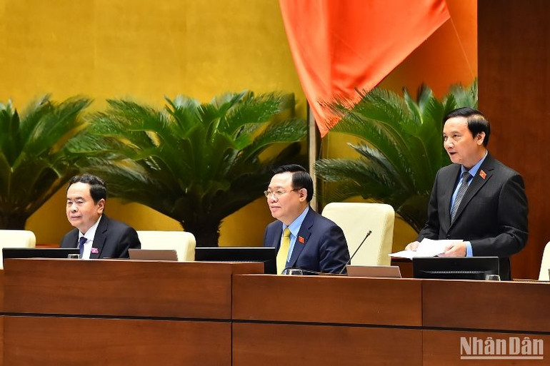 Phó Chủ tịch Quốc hội Nguyễn Khắc Định điều hành phiên thảo luận ở hội trường chiều 9/6. (Ảnh: THỦY NGUYÊN)